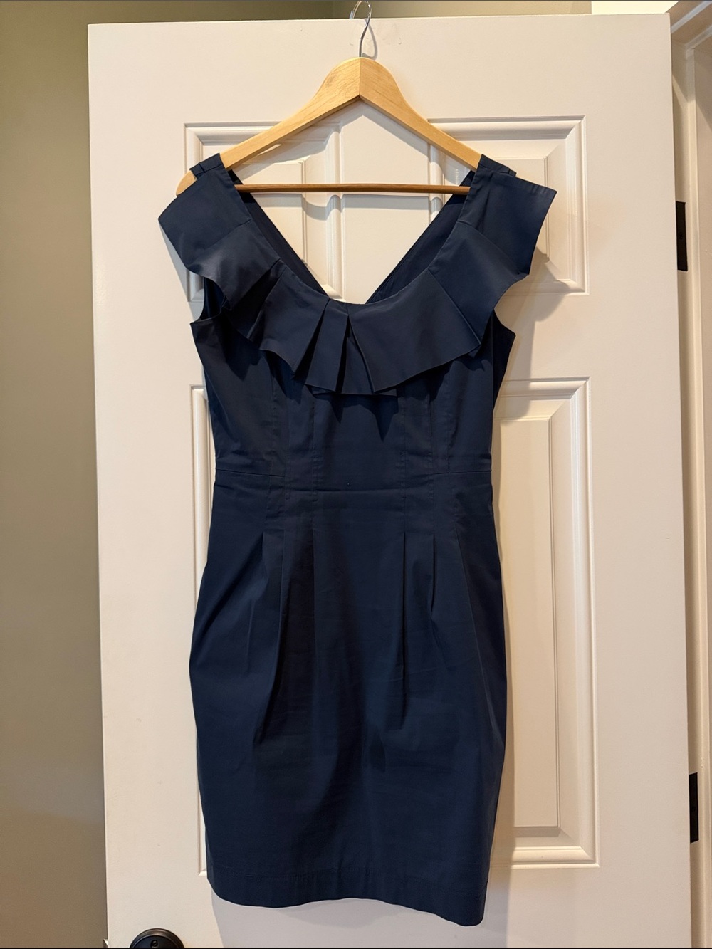 BCBG size 4 navy dress w pockets!